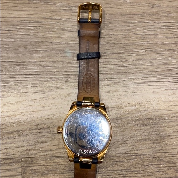 ROSEGOLD FOSSIL WATCH - Picture 3 of 4